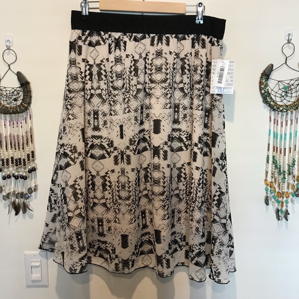 Women’s flowy LulaRoe skirt